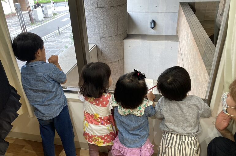 カーテンを開けた子どもたち||子どもたちがのぞいている窓の先には？